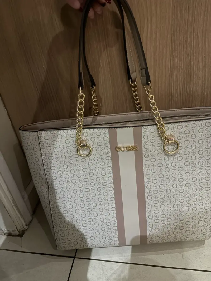 Bolso tote Guess beige con detalles dorados - 3