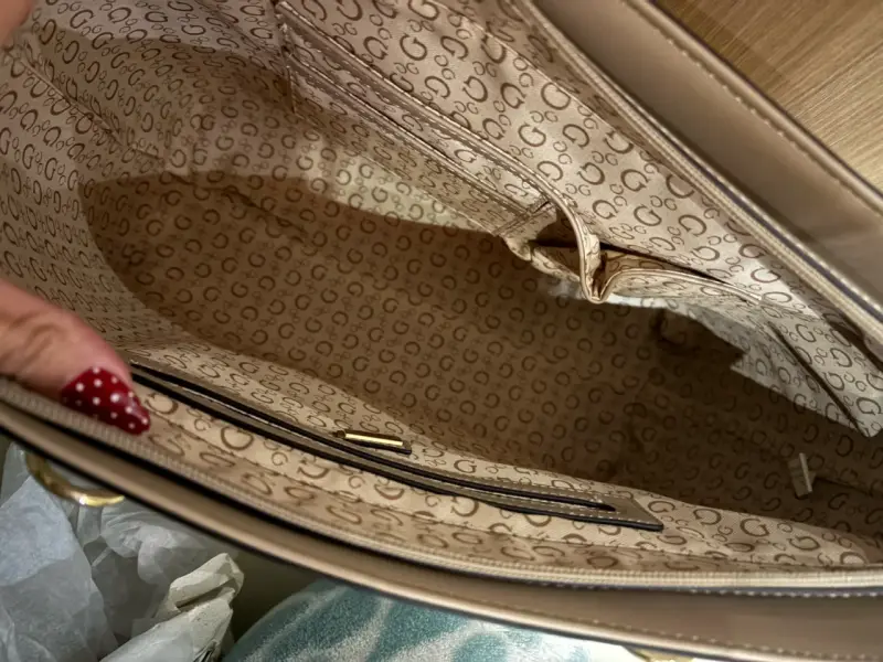 Bolso tote Guess beige con detalles dorados - 5