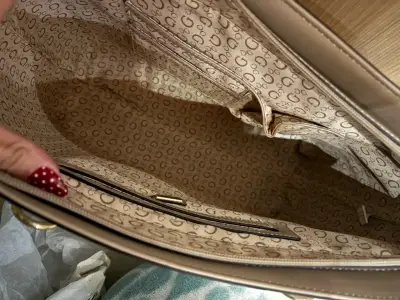 Bolso tote Guess beige con detalles dorados - miniatura 5