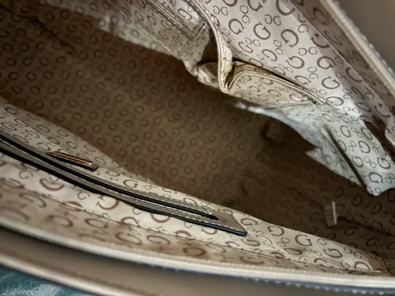 Bolso tote Guess beige con detalles dorados - 6