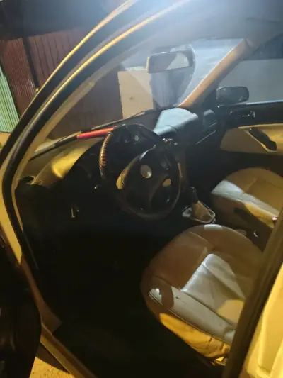 Volkswagen bora blanco en buen estado - miniatura 2
