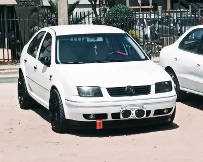 Volkswagen bora blanco en buen estado - miniatura 3