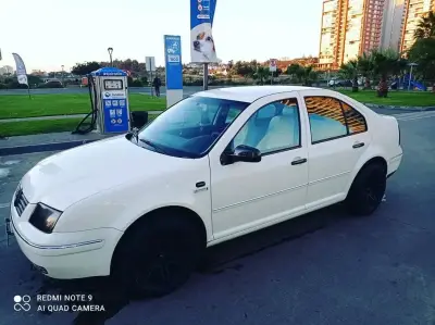 Volkswagen bora blanco en buen estado - miniatura 4