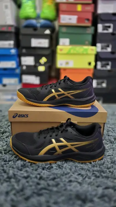Zapatillas deportivas Asics negras y doradas - miniatura 1