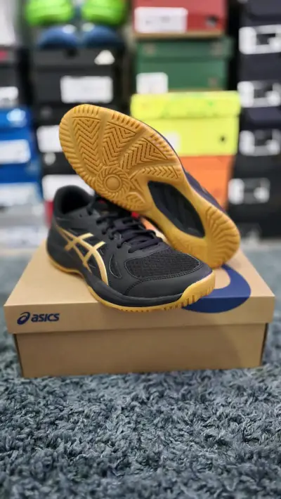 Zapatillas deportivas Asics negras y doradas - miniatura 3