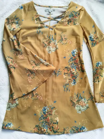 Vestido floral amarillo con diseño cruzado - miniatura 1