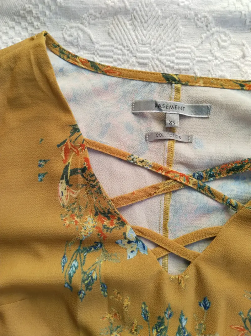 Vestido floral amarillo con diseño cruzado - 2