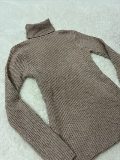 Suéter de cuello alto marrón para mujer - miniatura 1