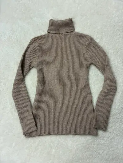 Suéter de cuello alto marrón para mujer - miniatura 2