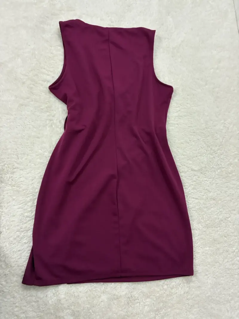 Vestido sin mangas burdeos con hebilla - 2