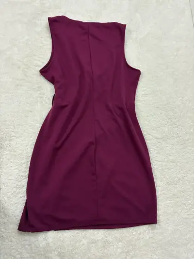 Vestido sin mangas burdeos con hebilla - miniatura 2