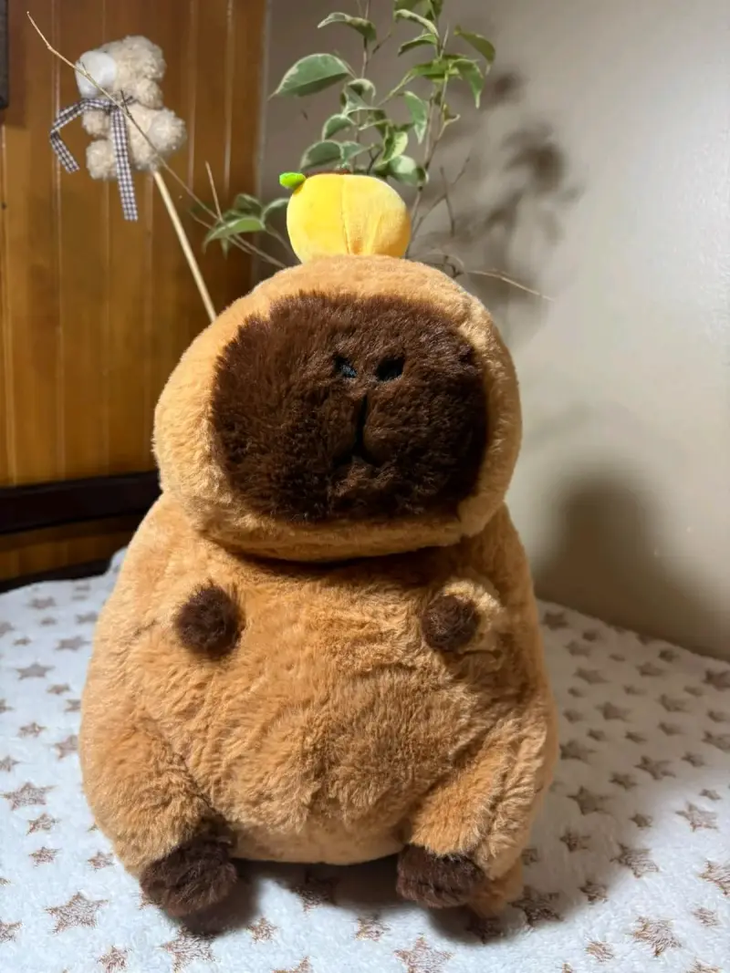 Mochila de peluche capibara con adorno de fruta - 2