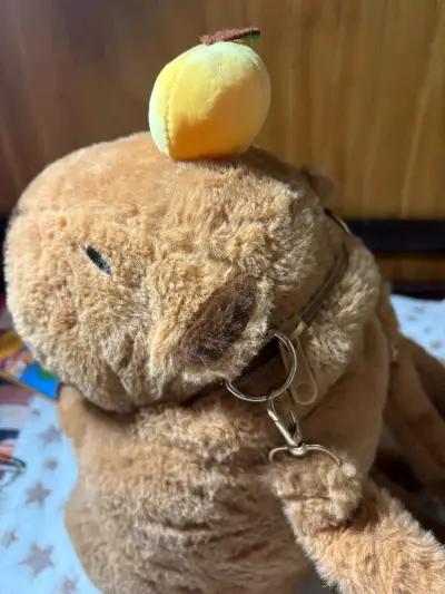 Mochila de peluche capibara con adorno de fruta - miniatura 3