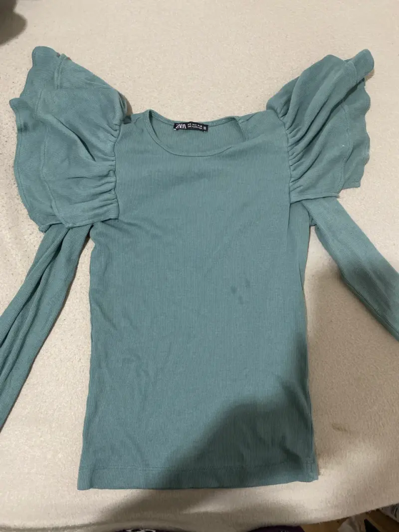 Polera manga larga verde con volantes Zara - 1