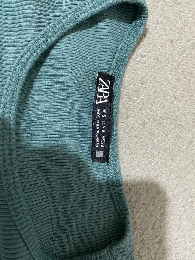 Polera manga larga verde con volantes Zara - 2