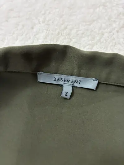 Blusa verde oliva manga larga Basement - miniatura 3