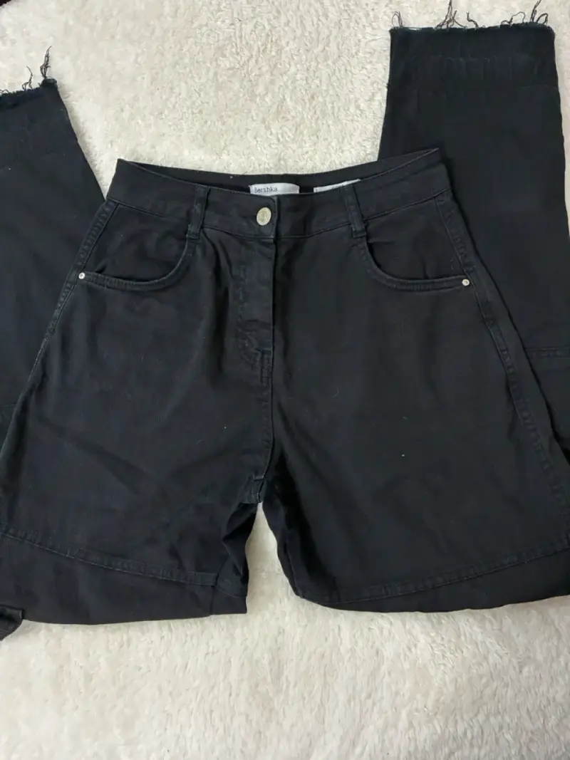 Jeans negros con diseño deshilachado - 2