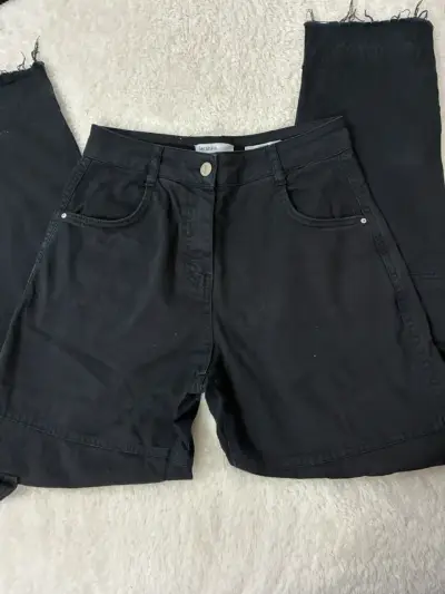 Jeans negros con diseño deshilachado - miniatura 2