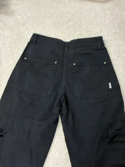 Jeans negros con diseño deshilachado - miniatura 3