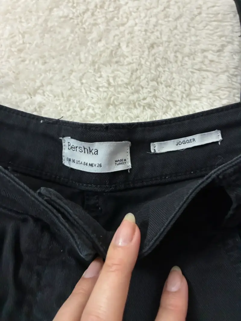 Jeans negros con diseño deshilachado - 5