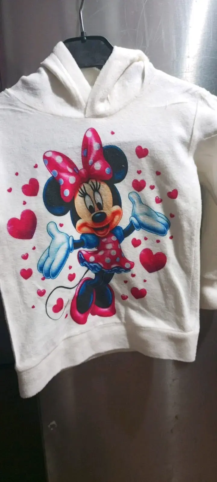 Polerón infantil con diseño de personajes animados