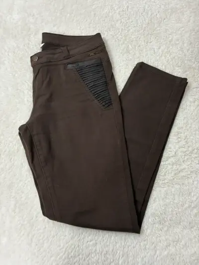 Pantalones marrones detalles en cuero para homb - miniatura 1
