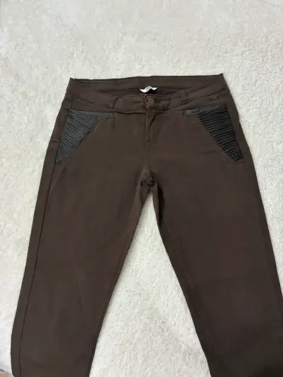 Pantalones marrones detalles en cuero para homb - miniatura 2