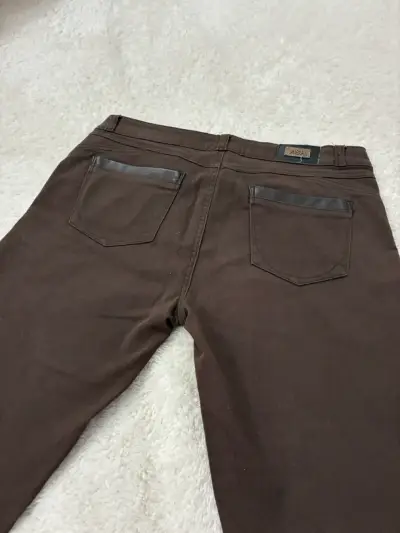 Pantalones marrones detalles en cuero para homb - miniatura 3