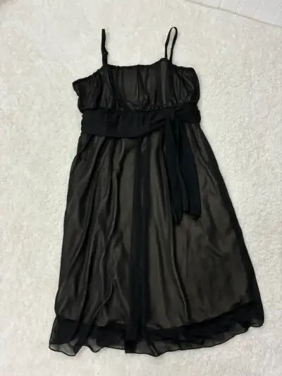 Vestido negro de fiesta con tirantes - miniatura 1