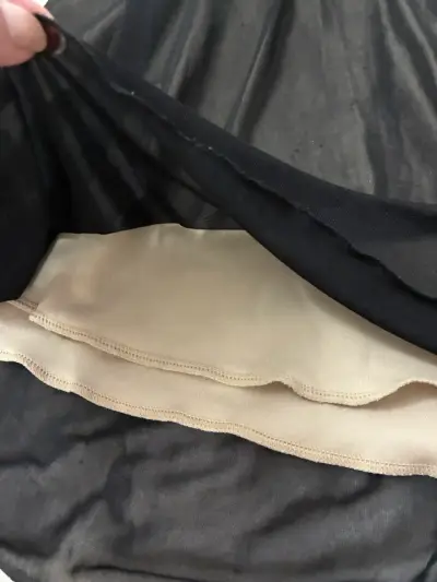 Vestido negro de fiesta con tirantes - miniatura 4