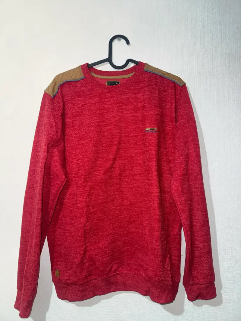 Suéter rojo con detalles en hombros