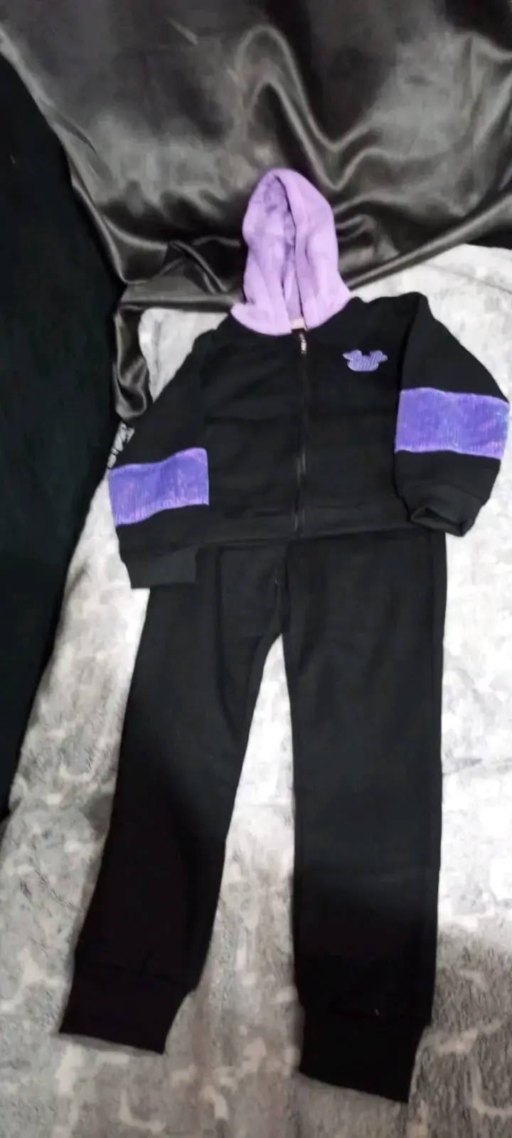 Conjunto deportivo infantil negro y morado