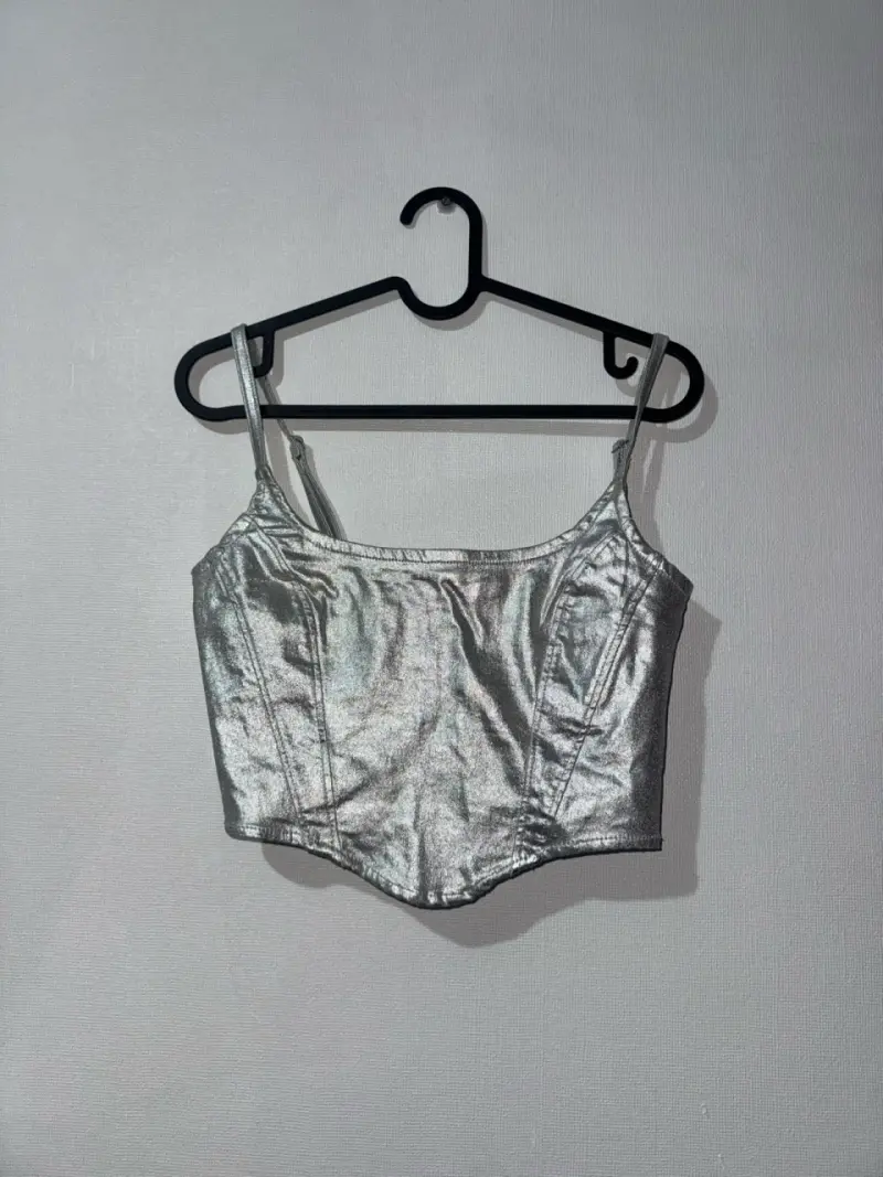 Top corto plateado con tirantes