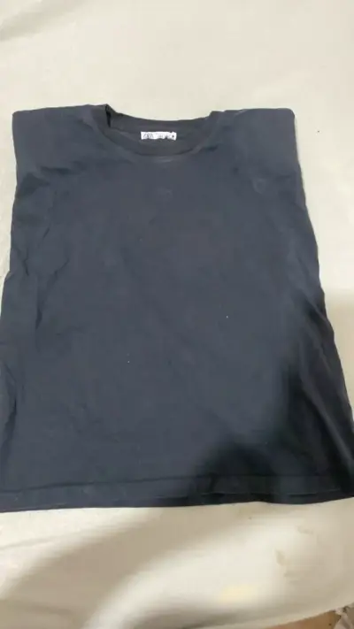Polera negra básica Zara para mujer, con hombreras - miniatura 1
