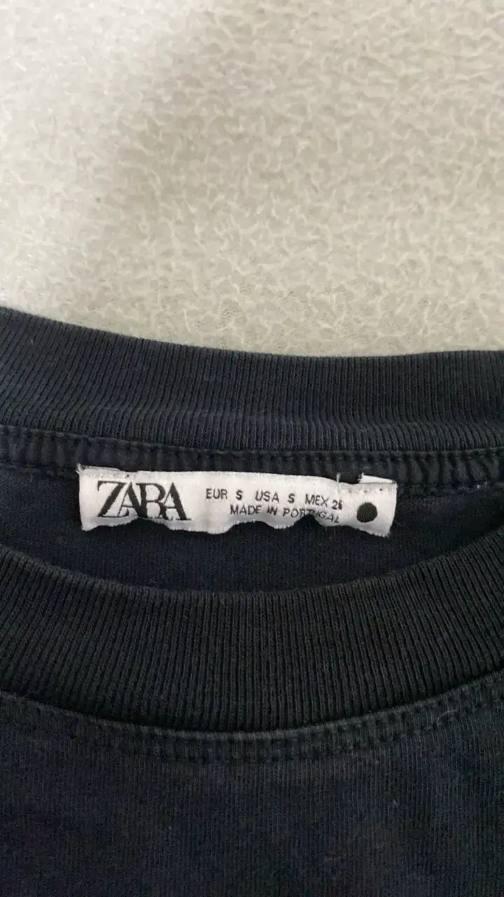 Polera negra básica Zara para mujer, con hombreras - 2