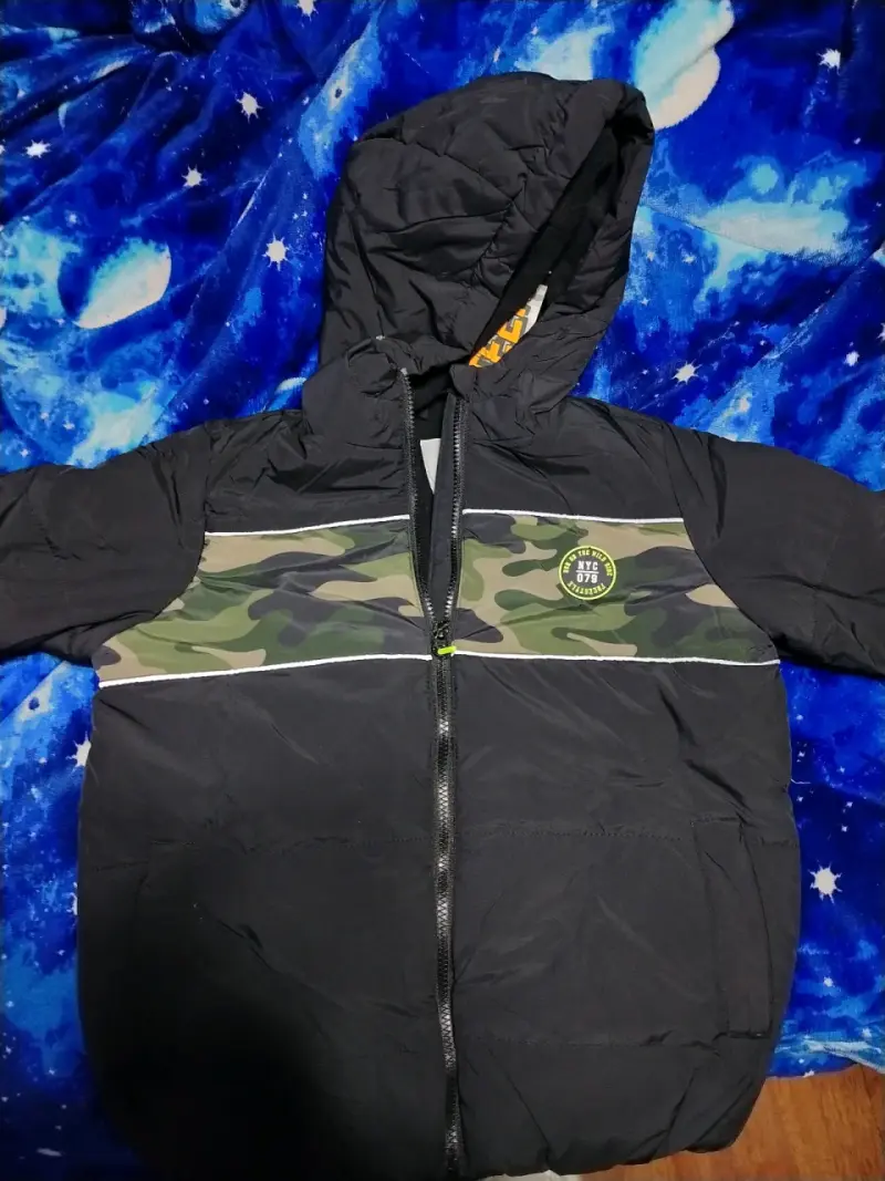Chaqueta de invierno para niño con capucha y diseño camuflado