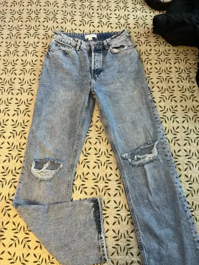 Jeans de mezclilla hym azul con roturas para mujer - miniatura 1