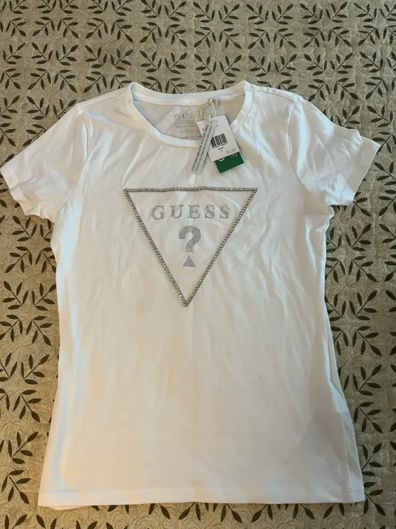Polera Blanca Guess con Logo Brillante