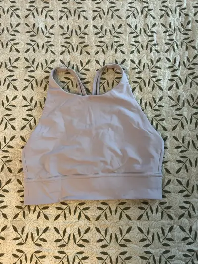 Top deportivo lila con tirantes cruzados - miniatura 1