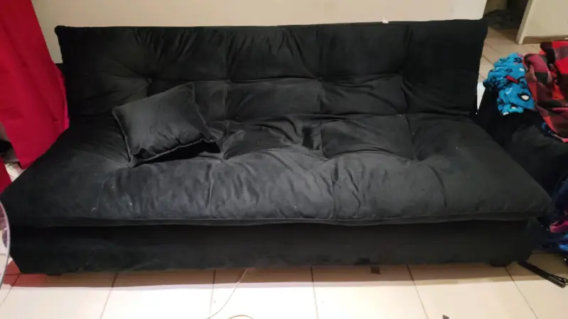 Sofá cama negro en buen estado - 1
