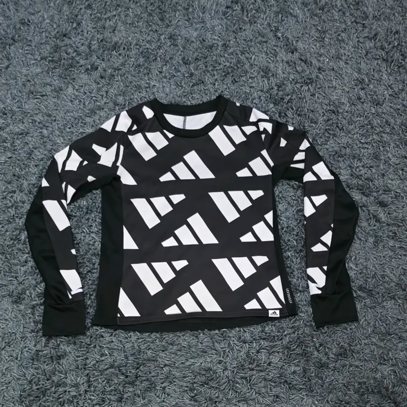 Polera deportiva Adidas Aeroready negra y blanca