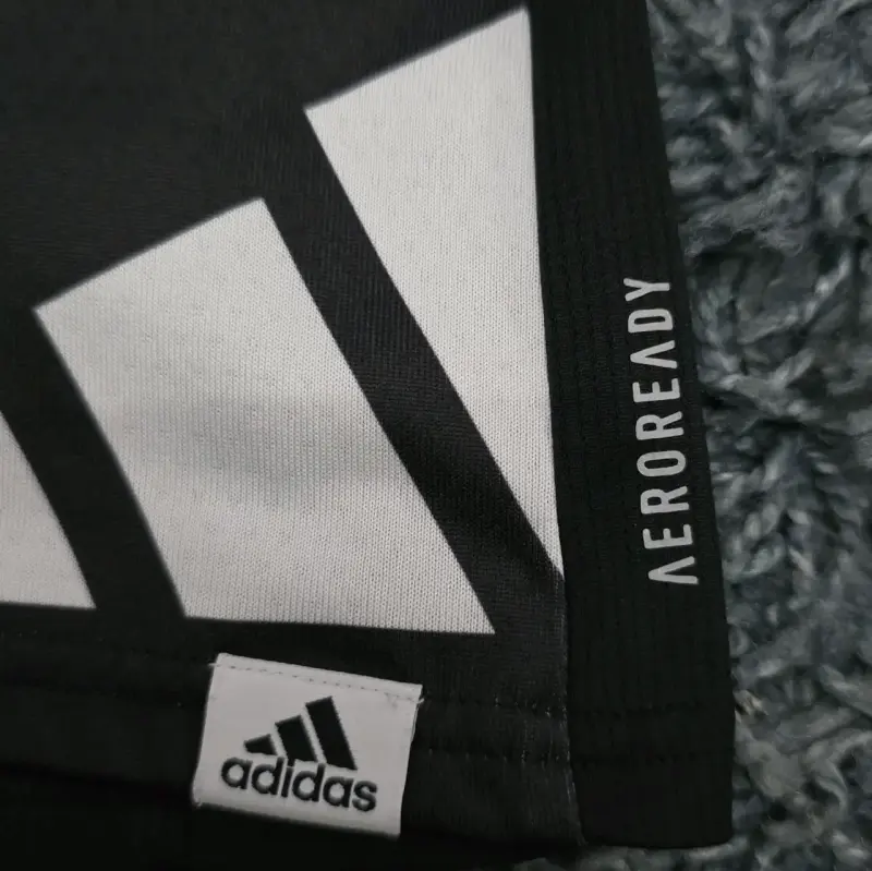 Polera deportiva Adidas Aeroready negra y blanca - 2