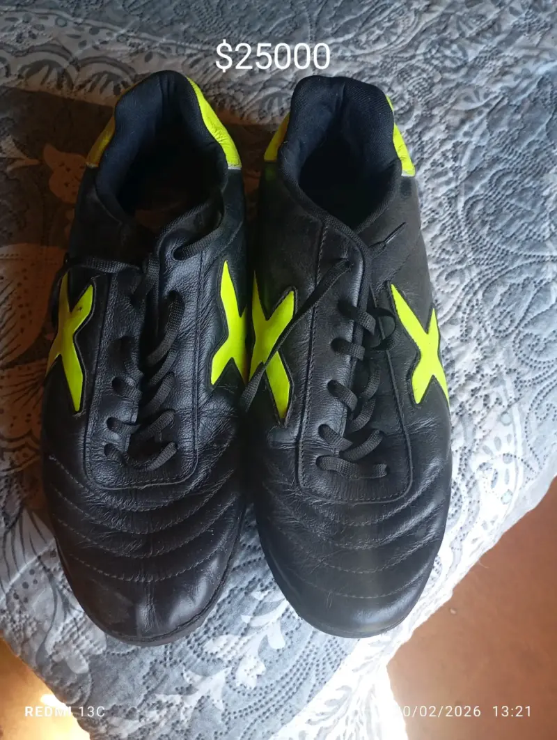 Zapatillas de fútbol negras con detalles amarillos