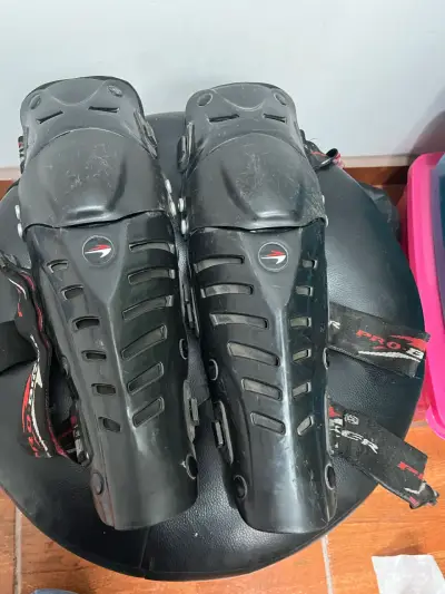 Rodilleras de protección para motocross negras - miniatura 3