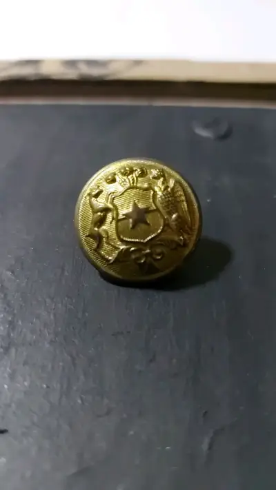 Botones militares antiguos de bronce - miniatura 1