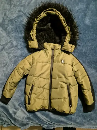 Chaqueta de invierno para niño con capucha de piel sintética - miniatura 1