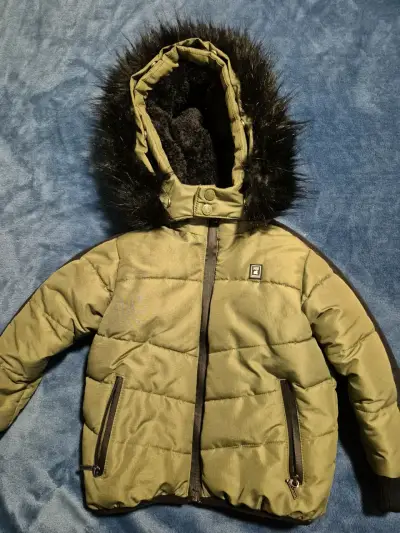 Chaqueta de invierno para niño con capucha de piel sintética - miniatura 2