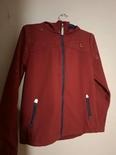 Chaqueta roja con capucha y detalles decorativos - miniatura 1