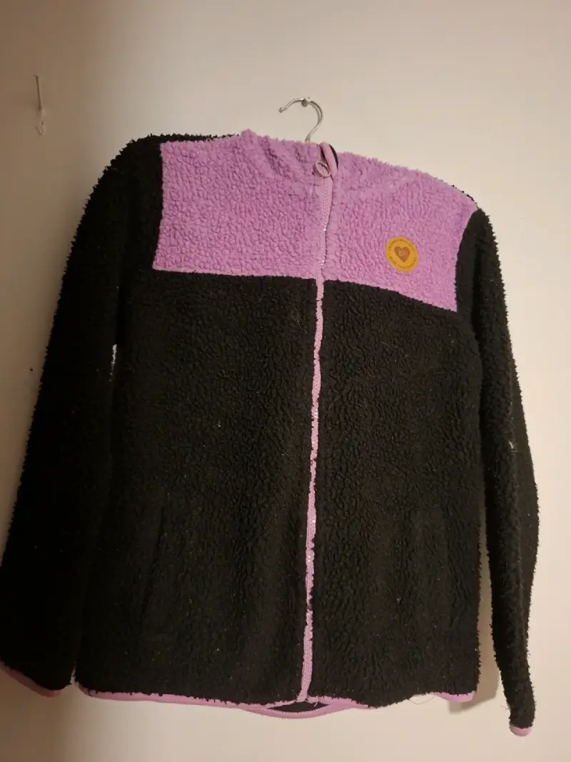 Chaqueta roja con capucha y detalles decorativos - 2