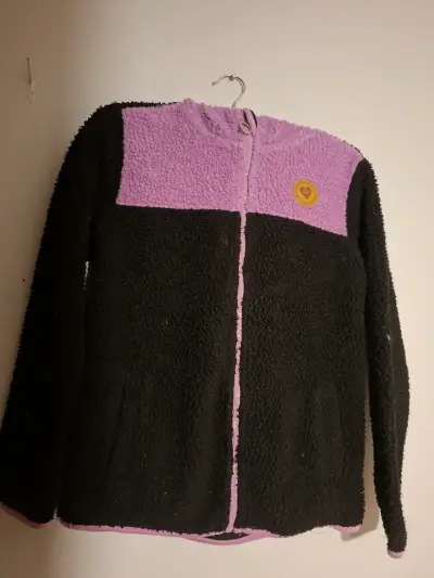 Chaqueta roja con capucha y detalles decorativos - miniatura 2